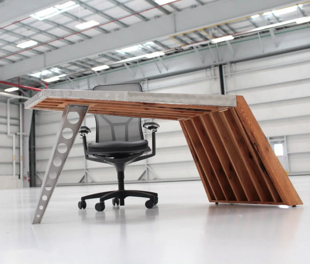 Стол Aviator Aero World War I Airfoil Desk
