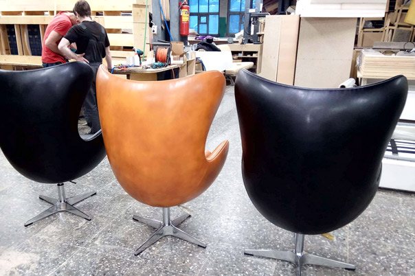 Кресла Egg Chair в чёрной и рыжей коже перед отправкой