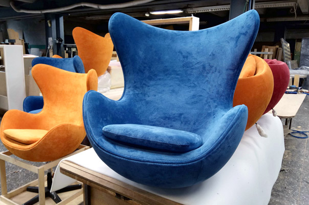 Кресла Egg Chair в синем и оранжевом велюре